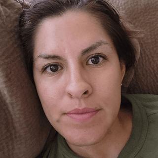 Apoterra customer review from woman claiming Apoterra's clean skincare products keeps her skin hydrated all day without replying foundation