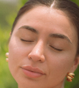 A model's face after using of Apoterra's Neroli Clarifying Complexion Mist
