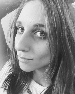 A woman's customer  review after using Apoterra's Neroli Clarifying Mist.